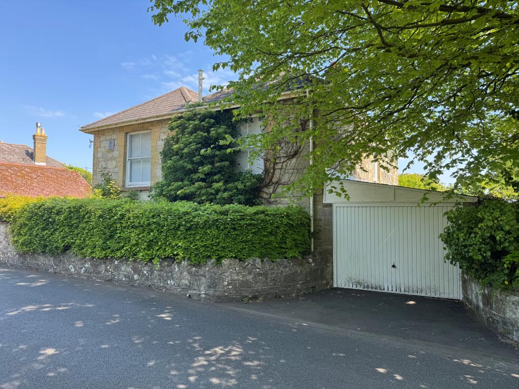 Lot: 64 - ATTRACTIVE VICTORIAN VILLA WITH PREVIOUS STRUCTURAL MOVEMENT ON A DOUBLE WIDTH PLOT - The House and garage from the street